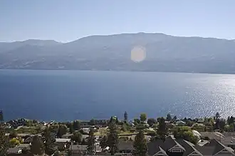 Okanagan Lake mit Peachland im Vordergrund
