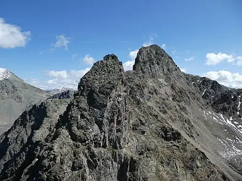 Hauptgipfel von Las Sours und die westliche Spitze des Piz Muragl (rechts).