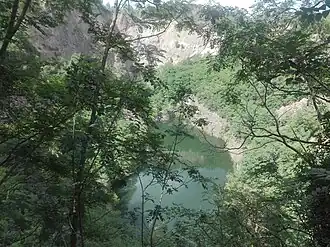 Gefluteter ehemaliger Basaltbruch