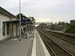 Bahnsteige des Bahnhofs (2008). Die Brücke wurde später abgerissen.