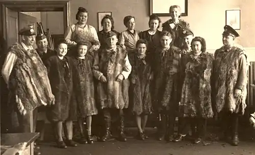 Mitarbeiter führen die fertigen Pelzwesten vor