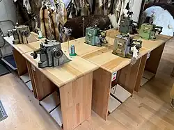 Aufgearbeitete, alte Pelznähmaschinen für die Teilnehmer