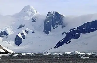 Mount Peary (links, verschneit) und Nachbargipfel
