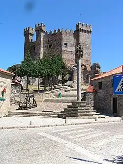 Das Castelo de Penedono, davor der Schandpfahl (Pelourinho)