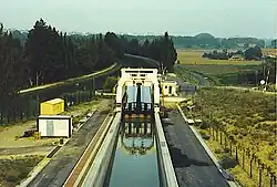 Hebefahrzeug am unteren Rinnenende