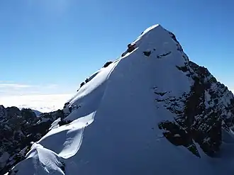 Pequeño Alpamayo vom Gipfel des Cerro Tarija aus gesehen.