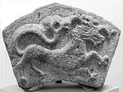 Haus Hauptplatz Nr. 6. Ehemaliger Torbogen. Fabeltier (Hirsch)