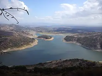 Blick vom Burgberg von Pergamon auf den Stausee