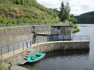 Wehr mit Hochwasserentlastung