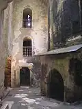 Hof des Burgpalastes der Burg Pernštejn, rechts der Eingang zu Draculas Krypta im Film