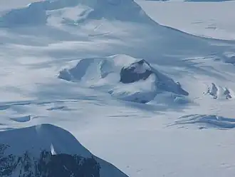 Blick vom Ongal Peak auf den Perperek Knoll (Mitte)