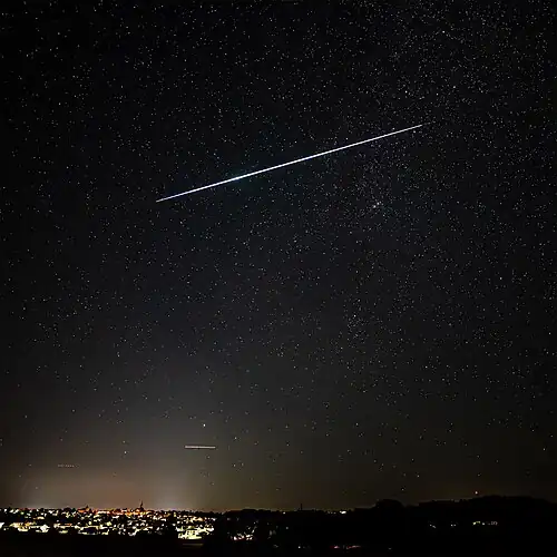 Perseiden-Meteor, aufgenommen am 3. August 2022 über der Stadt Grünberg in Hessen bei sehr guten Sichtbedingungen