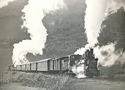 Reisezug mit Schie­be­lo­ko­mo­ti­ve der Ju­go­sla­wi­schen Ei­sen­bah­nen (JŽ) auf der da­ma­li­gen Zahn­stan­gen­stre­cke am Ko­mar­sat­tel