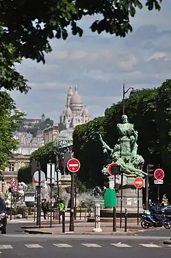 Die Avenue beim Monument Francis Garnier