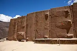 Mauer der sechs Monolithen