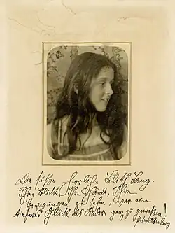 Schwarz-weiß-Foto des jungen Mädchens Lilith Lang, Brustbild.