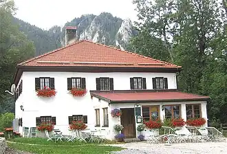 Gasthof auf dem Peters­berg, im Hintergrund der Riesenkopf mit Maiwand