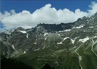 Die Petites Murailles von Osten, links der Mont Blanc du Creton, rechts die Becca di Guin, die bereits zu den Grandes Murailles zählt