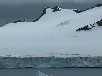 Blick von Half Moon Island auf den Petko&nbsp;Voyvoda&nbsp;Peak (Vordergrund:&nbsp;Sopot-Piedmont-Gletscher)