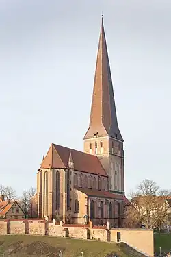 Petrikirche mit Resten der Stadtmauer