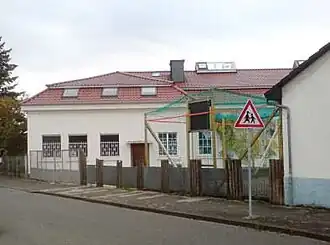 Petrusgemeinde von der Waldstraße aus gesehen, mit gemeindeeigenem Spielplatz