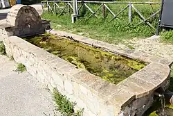 Der Brunnen unterhalb des Ortes