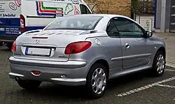 206 CC mit geschlossenem Verdeck