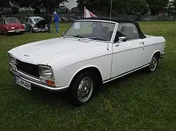 Peugeot 304 Cabrio mit geschlossenem Verdeck