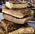Lardo, oben sind drei Lardo-Stücke mit Anschnitten erkennbar