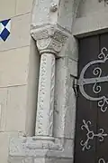 Romanische Säule und Kapitell am östlichen Nordportal