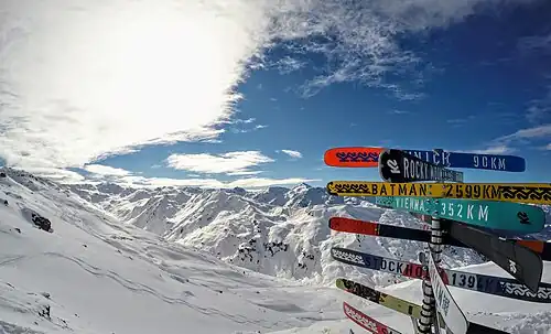 Touristischer Schilderbaum am Pfaffenbichl
