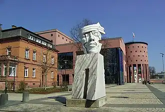 Links die Villa Munzinger, dahinter das Pfalztheater.