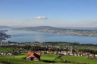 Pfannenstiel-Südseite vom gegenüberliegenden Zürichsee-Ufer (unterhalb des Berges Etzel) aus gesehen