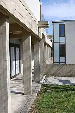 Ein offener Gang führt um die Kirche