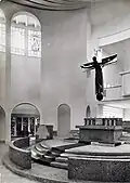 Ehemaliger Doppelaltar in einer Aufnahme um 1956 mit Blick in die Taufkapelle (links) und in die Unterkirche (hinter dem Altar)