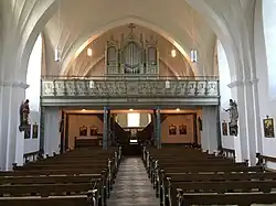 Kirchenschiff mit Empore und Orgel von 1902