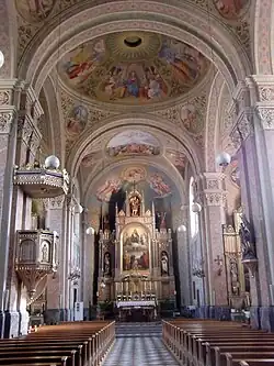 Mittelschiff mit Blick zum Hochaltar