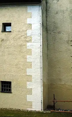 Eckquaderung als farblich abgesetztes und geritztes Lang- und Kurzwerk