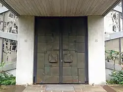 Die seitliche Flügeltüre aus Kupfer von Erich Stadler an der Pfarrkirche St. Peter und Paul in Laimnau