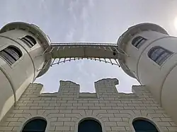 Türme mit gußeiserner Brücke