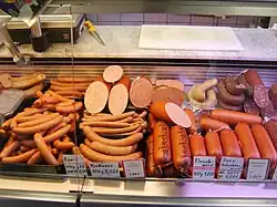 Pferdewurstwaren im Laden einer deutschen Pferde­metzgerei