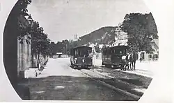 Kreuzung von zwei Zügen der Pferdestraßenbahn auf der Linie nach Rauhenstein in der später verlegten Ausweiche beim Aquädukt.