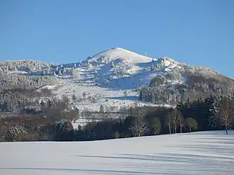 Blick von der L&nbsp;3307 zwischen Poppenhausen und Tränkhof ostsüdostwärts zum Pferdskopf