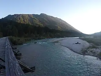 Bergrücken mit Pfetterkopf, Grasberg und Brünsteck (von rechts nach links), im Vordergrund die Isar