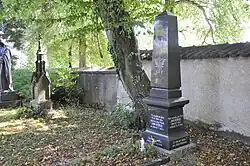 Stolperstein an der Ecke Mühlensteigle/Zum Eichberg und Gedenkstein auf dem Alten Friedhof für Jan Kobus
