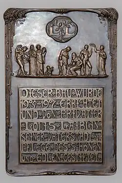 Die Inschrift lautet: "Dieser Bau wurde 1905 – 1907 errichtet und von Privatier Louis Laiblin seiner Vaterstadt zur Pflege des Schönen und Edlen gestiftet"