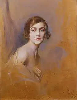 Edwina Mountbatten ist auf einem Öl-Gemälde von Philip Alexius de László zu sehen. Der Hintergrund ist eher uneindeutig und in orange gehalten. Zu sehen ist Edwina Mountbatten mit halblangem Haar, direkt die betrachtende Person anblickend und mit einem schulterfreien Oberteil bekleidet.