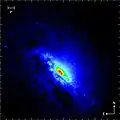 Infrarotaufnahme bei 2,2&nbsp;µm mithilfe des Very Large Telescope – das supermassive Schwarze Loch im Zentrum tritt hervor.