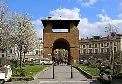 Porta alla Croce im Zentrum der Piazza Beccaria