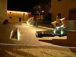 Piazza dei Guidi nachts; entworfen von Mimmo Paladino